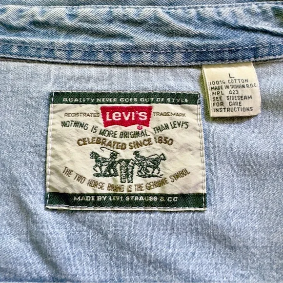 Levi’s •  Vintage Denim Red Tab Shirt • Light Blue • Large - Picture 12 of 17